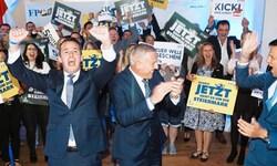 Stefan Hermann, Mario Kunasek und Hannes Amesbauer jubeln über das Wahlergebnis.