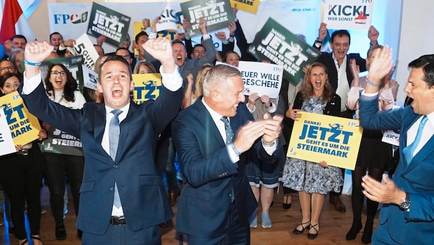 Stefan Hermann, Mario Kunasek and Hannes Amesbauer celebrate the election result. (Bild: Pail Sepp)