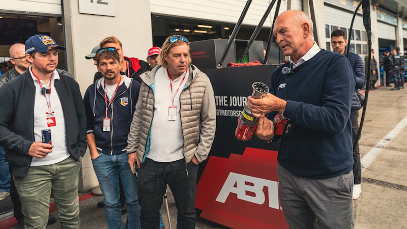 Harry Unflath also explained the impact wrenches to his guests (Bild: Lukas Tobler)