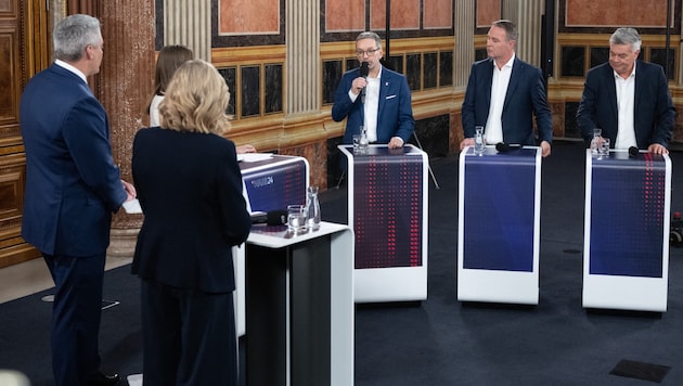 The party leaders in an ORF interview on election night (Bild: AFP)