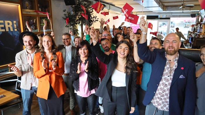 The Neos reacted happily. Laura Flür (2nd from right) and LA Birgit Obermüller (center) were ...