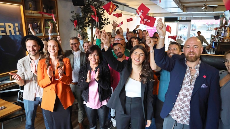 The Neos reacted happily. Laura Flür (2nd from right) and LA Birgit Obermüller (center) were present at their election party. (Bild: Birbaumer Christof)