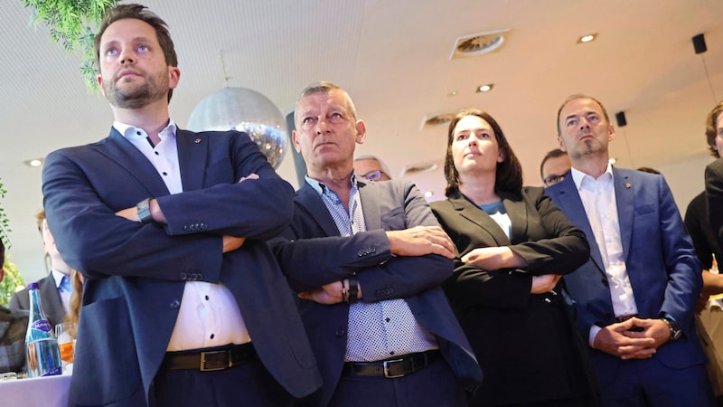 Totenstille herrschte bei der Volkspartei: Landes-GF Florian Klotz, Tomac, Thaler und Hechenberger (v. links) grübelten. (Bild: Birbaumer Christof)