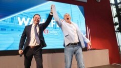 FP provincial party leader Markus Abwerzger and top candidate Peter Wurm (right) marched into the glass hall to the song "The Final Countdown" by the band Europe. (Bild: Johanna Birbaumer)