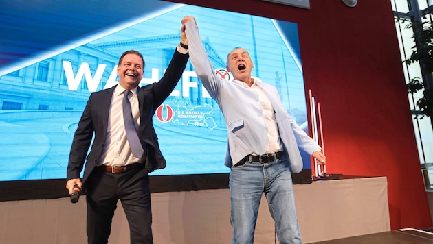 FP provincial party leader Markus Abwerzger and top candidate Peter Wurm (right) marched into the glass hall to the song "The Final Countdown" by the band Europe. (Bild: Johanna Birbaumer)