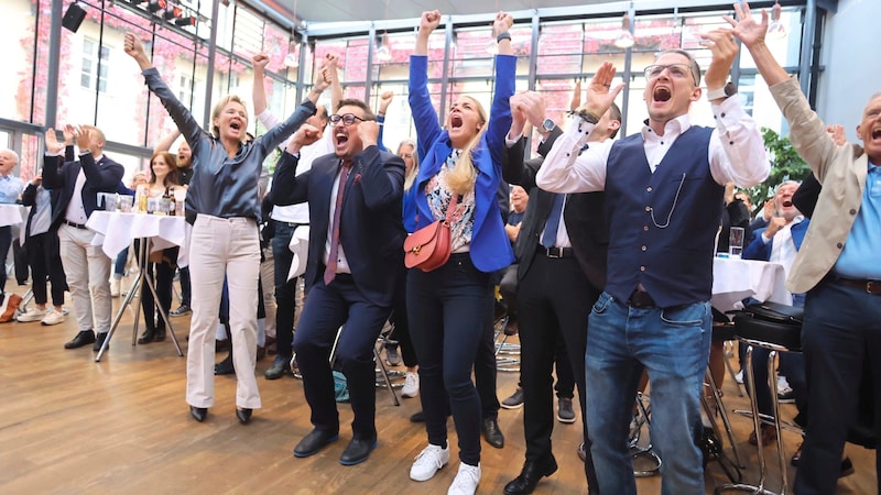 Unbridled joy among the FPÖ functionaries. (Bild: Johanna Birbaumer)