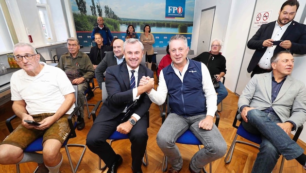 Hofer and Petschnig shook hands to celebrate the FPÖ's new record result. (Bild: Reinhard Judt)