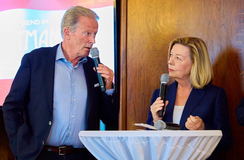 Former Vice-Chancellor Reinhold Mitterlehner (ÖVP) and Conny Bischofberger ("Krone") (Bild: Tuma Alexander/Starpix / A. Tuma)