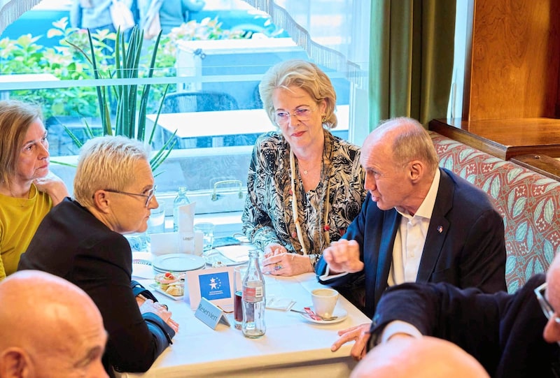 Auch Kommunikationsexpertin Heidi Glück (2.v.li) debattierte mit. (Bild: Tuma Alexander/Starpix / A. Tuma)