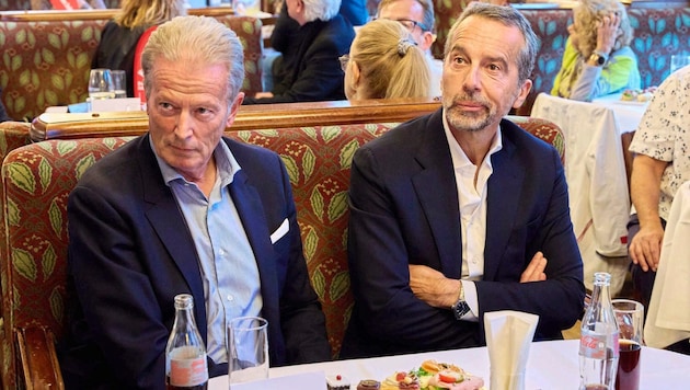 Christian Kern and Reinhold Mitterlehner were naturally less than enthusiastic about the election result. (Bild: Tuma Alexander/Starpix / A. Tuma)