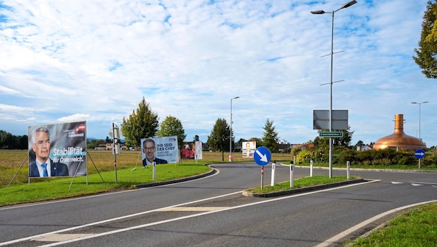 All voters can agree on one good thing: From today, the forest of signs will slowly be dismantled again, as here at the traffic circle at the entrance to St. Pölten-Ratzersdorf. (Bild: Molnar Attila/Attila Molnar)