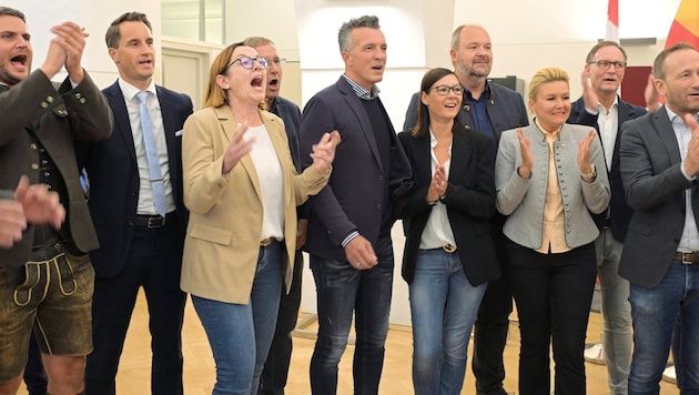 The Carinthian Freedom Party was in sheer ecstasy: No wonder, given the result. Only the shouts of "Gernot" were missing. (Bild: Evelyn Hronek/EVELYN HRONEK)