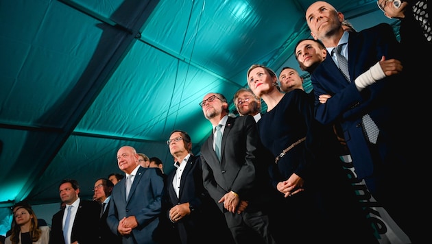 The VP leadership with frozen expressions during the first projection (Bild: Wenzel Markus)