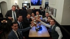 Die FPÖ startete in Oberösterreich mit einem Bier in die wohl lange Partynacht. (Bild: Scharinger Daniel/Pressefoto Scharinger © Daniel Scharinger)