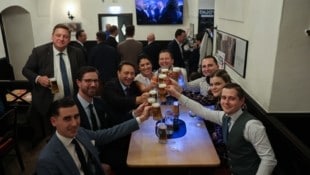 Die FPÖ startete in Oberösterreich mit einem Bier in die wohl lange Partynacht. (Bild: Scharinger Daniel/Pressefoto Scharinger © Daniel Scharinger)