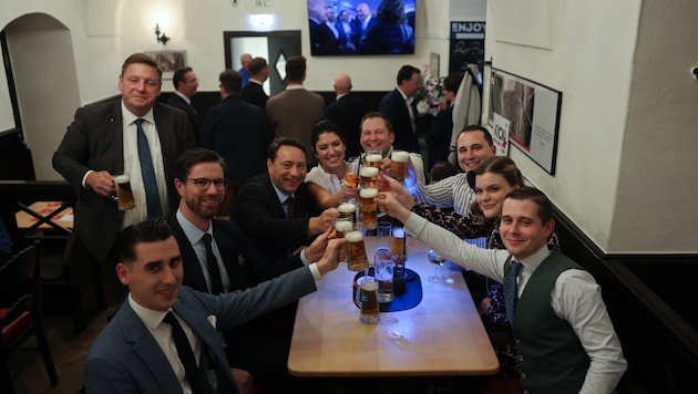 Die FPÖ startete in Oberösterreich mit einem Bier in die wohl lange Partynacht. (Bild: Scharinger Daniel/Pressefoto Scharinger © Daniel Scharinger)