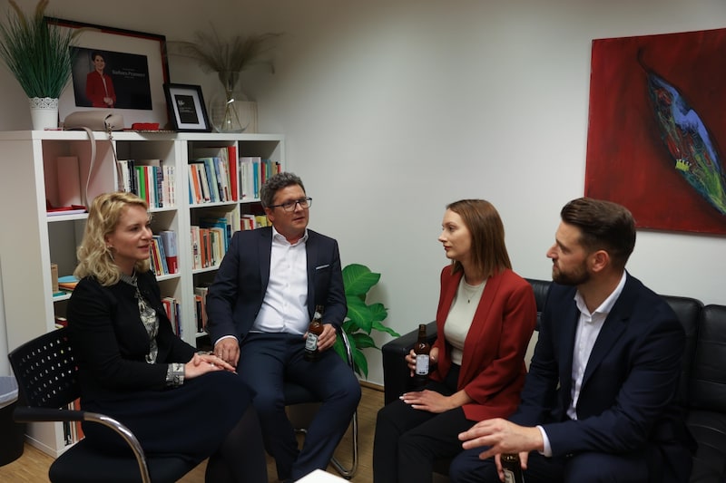 Eva-Maria Holzleitner, Michael Lindner, Katharina Perz und Florian Koppler (alle SPÖ) bei einer ersten Analyse nach der Wahl. (Bild: Scharinger Daniel/Pressefoto Scharinger © Daniel Scharinger)