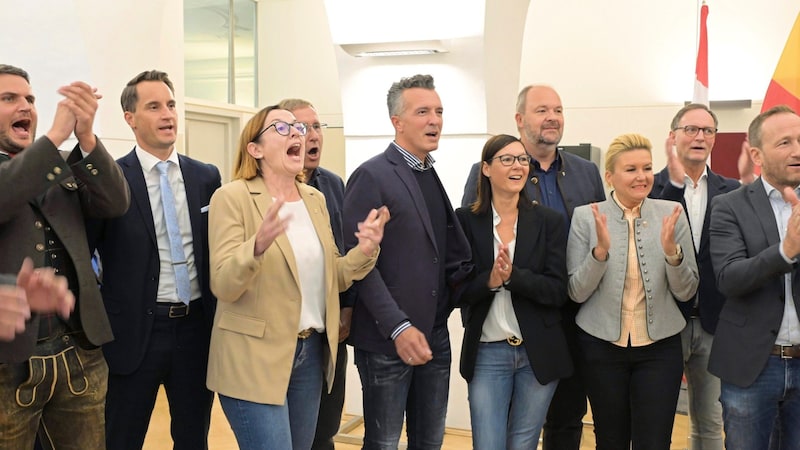 The Carinthian Freedom Party is in sheer ecstasy: No wonder, given the result. Only the shouts of "Gernot" were missing. (Bild: Evelyn Hronek/EVELYN HRONEK)