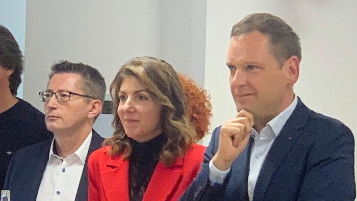 SP-Spitzenkandidat Philip Kucher bei der ersten Hochrechnung, mit einem zaghaften Lächeln.