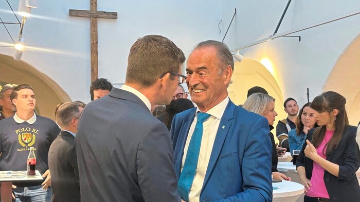 Trotz Verlusten strahlt VP-Spitzenkandidat und Politurgestein Gabriel Obernosterer.