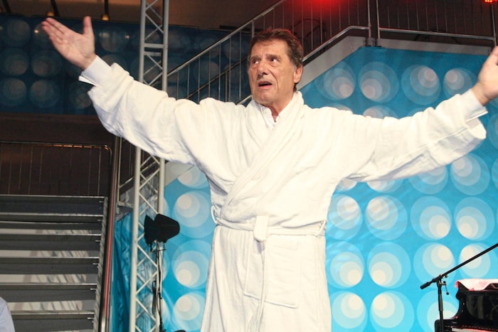 Der unvergessliche Udo Jürgens im Bademantel bei einer seiner legendären Zugaben.