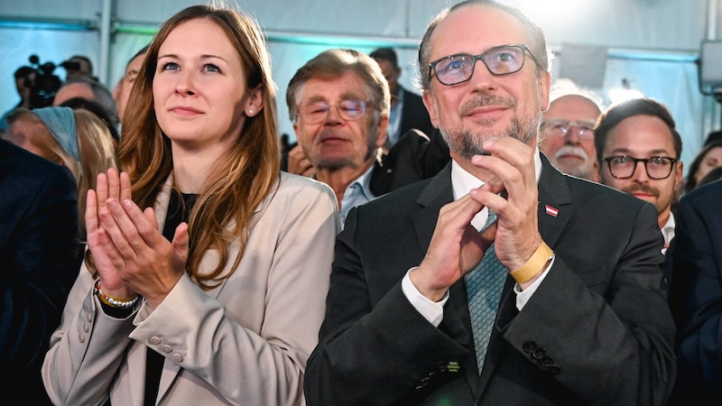 In Walding, der Heimatgemeinde von Claudia Plakolm (im Bild mit Außenminister Alexander Schallenberg), lag die ÖVP zumindest noch auf Platz 1. (Bild: Wenzel Markus/Markus Wenzel)