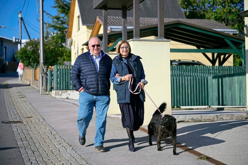 Noch gut gelaunt: Johanna Mikl-Leitner (ÖVP) mit Mann Andreas am Weg zum Wahllokal. (Bild: Antal Imre/Imre Antal)