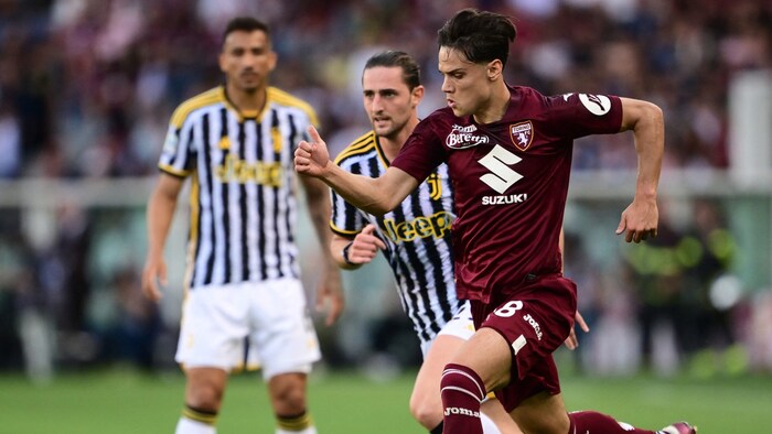 Samuele Ricci (rechts im roten Trikot)