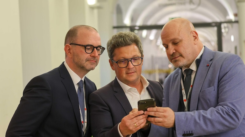 Der geschäftsführende Linzer Stadt-Vize Dietmar Prammer (l.) studierte mit SP-Landesrat Michael Lindner (M.) und dem Dritten Landtagspräsidenten Peter Binder die Ergebnisse. (Bild: Scharinger Daniel)