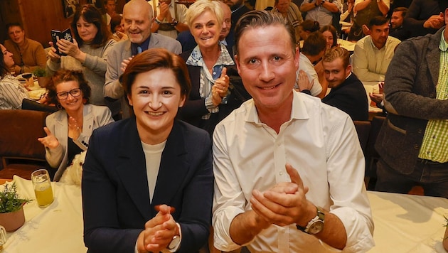 Salzburgs Blaue um Marlene Svazek und Volker Reifenberger feierten im Sternbräu das Bundesland-Plus von 14,3 Prozent. (Bild: Tschepp Markus)