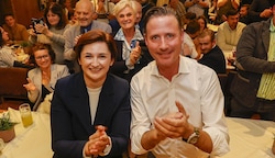 Salzburgs Blaue um Marlene Svazek und Volker Reifenberger feierten im Sternbräu das Bundesland-Plus von 14,3 Prozent. (Bild: Tschepp Markus)