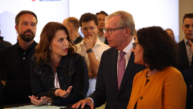 The Salzburg party leaders Schnöll, Edtstadler, Haslauer and Gutschi (from left) had a lot to discuss on election night. (Bild: Tröster Andreas)