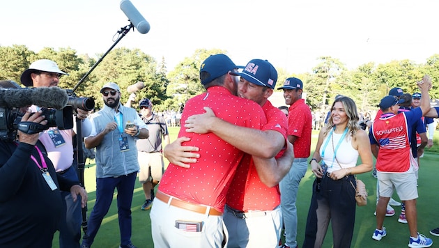 Sam Burns und Keegan Bradley vom US-Team jubeln. (Bild: 2024 Getty Images)