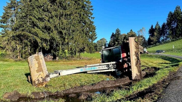 After the excavator had tipped over, the unknown thieves left the scene.