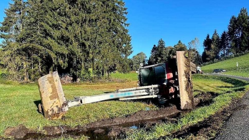 Nachdem der Bagger umgekippt war, verließen die unbekannten Ganoven den Tatort. (Bild: Polizei Vorarlberg, Krone KREATIV)