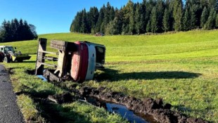 Der tonnenschwere Bagger stürzte schließlich um.