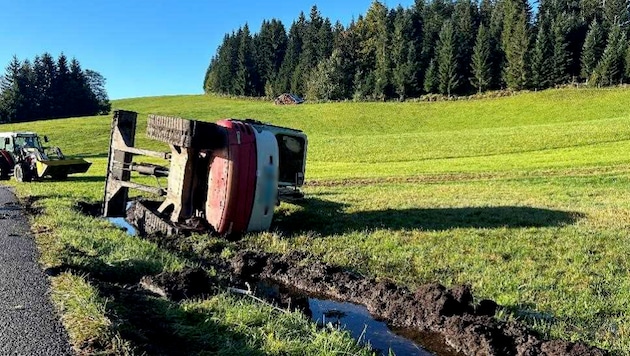 The excavator weighing several tons finally toppled over. (Bild: Polizei Vorarlberg, Krone KREATIV)