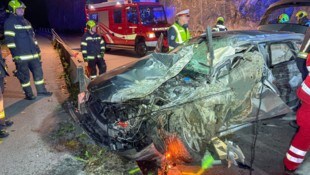 Die linke Fahrzeugseite wurde völlig demoliert.
