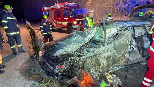 Die linke Fahrzeugseite wurde völlig demoliert. (Bild: C. Stoxreiter)