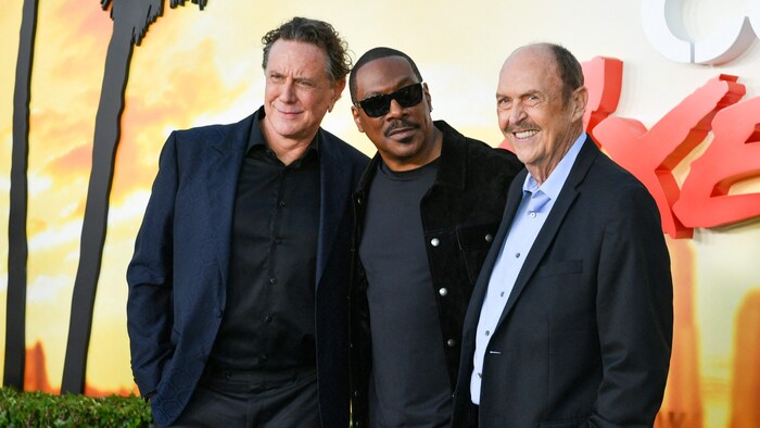 Eddie Murphy mit seinen Co-Stars Judge Reinhold und John Ashton bei der Premiere von „Axel F.“ ...