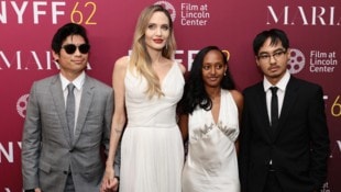 Angelina Jolie brachte Pax, Zahara und Maddox mit zur Premiere ihres Films. (Bild: APA/Getty Images via AFP/GETTY IMAGES/Dimitrios Kambouris)