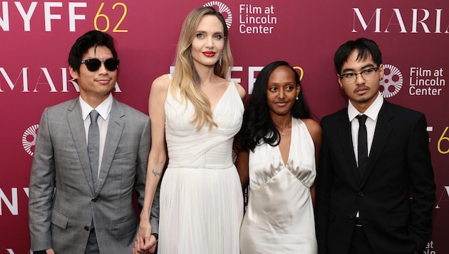 Angelina Jolie brought Pax, Zahara and Maddox to the premiere of her film. (Bild: APA/Getty Images via AFP/GETTY IMAGES/Dimitrios Kambouris)