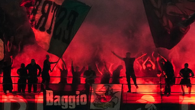 AC Milan fans (symbolic image) (Bild: AP ( via APA) Austria Presse Agentur/ASSOCIATED PRESS)