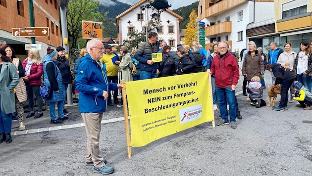 People also took to the streets in Tarrenz on Saturday. Citizens fear that the Fernpass tunnel will bring even more traffic. (Bild: BI Gurgltal)