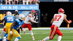 Patrick Mahomes spielt den Pass auf Travis Kelce. (Bild: AFP/APA/Getty Images via AFP/GETTY IMAGES/KEVORK DJANSEZIAN)