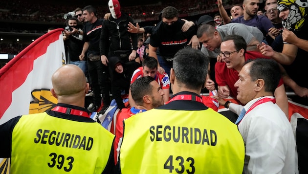 Beim 1:1 im Stadt-Derby gegen Real musste die Partie für rund 20 Minuten unterbrochen werden. (Bild: AP ( via APA) Austria Presse Agentur/Bernat Armangue)