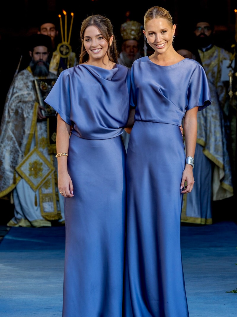 Maria-Olympia looked fantastic in her blue bridesmaid dress, here next to Arrietta Morales y de Grecia. (Bild: picturedesk.com/Royal Press Europe / Action Press)