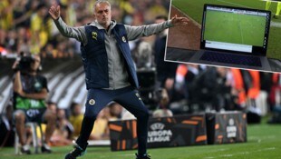 Jose Mourinho platzierte plötzlich einen Laptop direkt vor einer TV-Kamera.