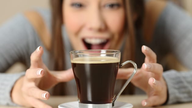 „Süchtig“ nach Kaffee – gibt‘s das überhaupt? Wir fragten nach. (Bild: Antonioguillem - stock.adobe.com)