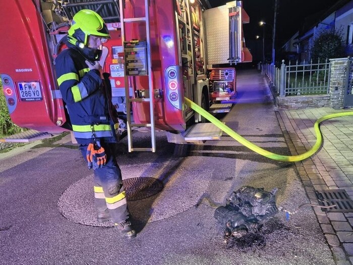 The domestic waterworks, which had started to burn, were taken outside by the fire department.